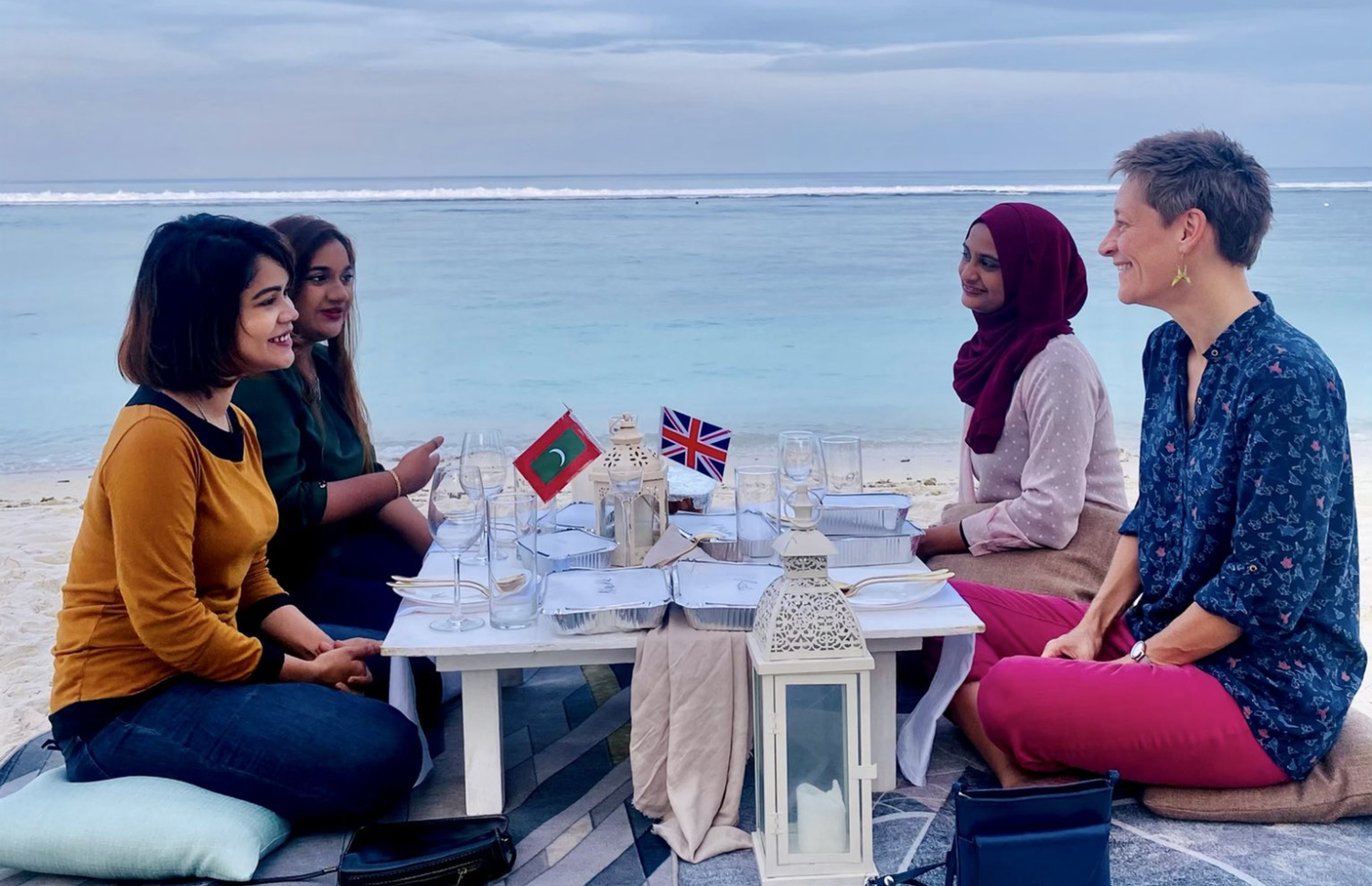 ކެރޮން (ކ) ދިވެހި ޒުވާނުންތަކާ އެކު ސައިމޭޒެއްގައި.