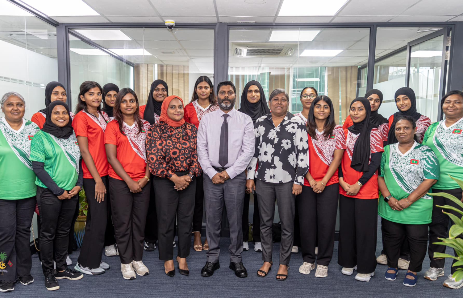 މުބާރާތަށް ފުރުމުގެ ކުރިން ނެޓްބޯޅަ ޓީމު މިނިސްޓަރު ރާފިއުއާ ބައްދަކު ކުރުމަށް ފަހު.-- ފޮޓޯ: ސްޕޯޓްސް މިނިސްޓްރީ