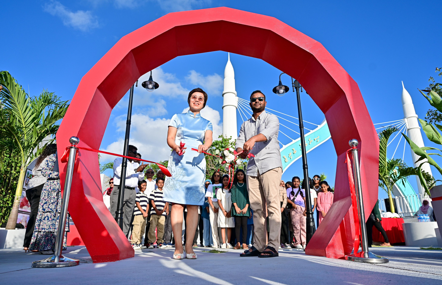 ކޮންސްޓްރަކްޝަން މިނިސްޓަރު ޑރ. މުއްތަލިބު އަދި ޗައިނާ ސަފީރު ވަން ލިޒިން، ބްރިޖު ޕާކް މިއަދު ހުޅުވައިދެއްވަނީ.-- ފޮޓޯ: ފަޔާޒު މޫސާ/ މިހާރު