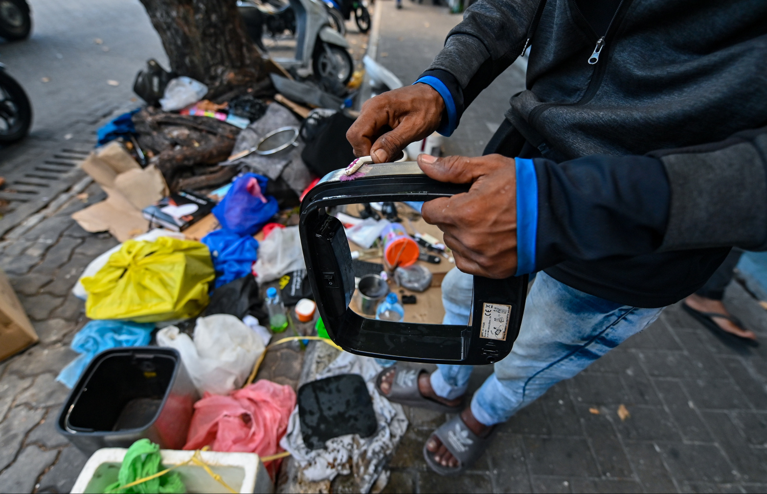 'އިއްބެ' އޭނާގެ ޑަސްބިން ސާފުކުރަނީ: މިއީ މާލޭގެ ގެއެއްގެ ޑަސްބިނުން އޭނާ ހޮވި މުދާ ކަމަށް ބުނި. -- ފޮޓޯ: ފަޔާޒު މޫސާ | މިހާރު
