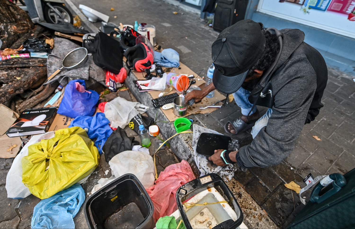 'އިއްބެ' ޑަސްބިނެއް ސާފުކޮށް އޭނާގެ 'ފިހާރައިގެ' ކަސްޓަމަރުންނަށް ފަރިކުރަނީ. -- ފޮޓޯ: ފަޔާޒު މޫސާ | މިހާރު