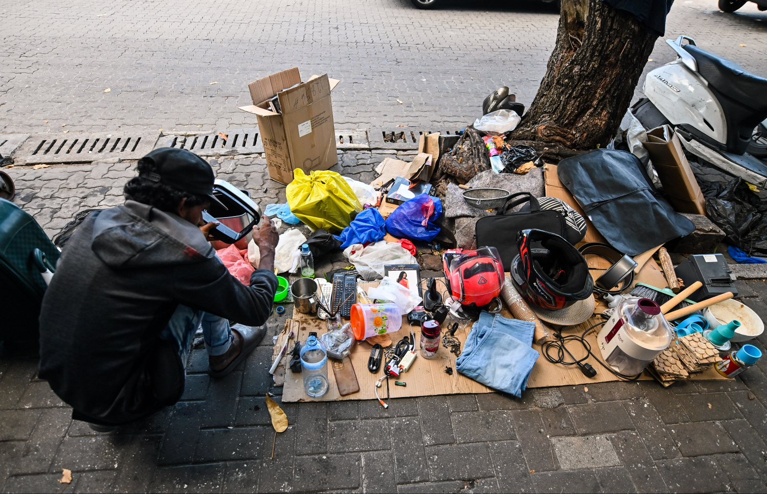 ބާޒާރުމަތީގައި 'އިއްބެ' އޭނާގެ ފިހާރަ ހުޅުވައިގެން. -- ފޮޓޯ: ފަޔާޒު މޫސާ | މިހާރު