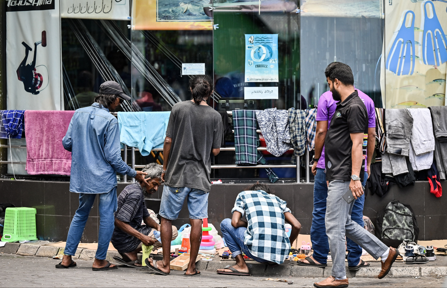 ބާޒާރުމަތީގައި ބަޔަކު ވިޔަފާރި ކުރަނީ. -- ފޮޓޯ: ނިޝާން އަލީ | މިހާރު