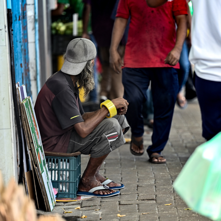 ބާޒާރުމަތީގައި ބާ މުދާ ވިއްކާ މީހަކު އިށީނދެލައިގެން: މަސްތުވާތަކެތި ގަތުމަށް ވައްކަންކޮށް ސަލާންޖަހަން މަގުމަތޫގައި އުޅޭ މީހުން ވެސް ހައްޔަރުކޮށް ފަރުވާއަށް ގެންދިޔަ ނަމަވެސް ނަތީޖާއެއް ނުފެނި އަލުން އެ މީހުން މަގުމައްޗަށް ނުކުތުމުގެ މައްސަލަ ބޮޑު. -- ފޮޓޯ: ފަޔާޒު މޫސާ | މިހާރު
