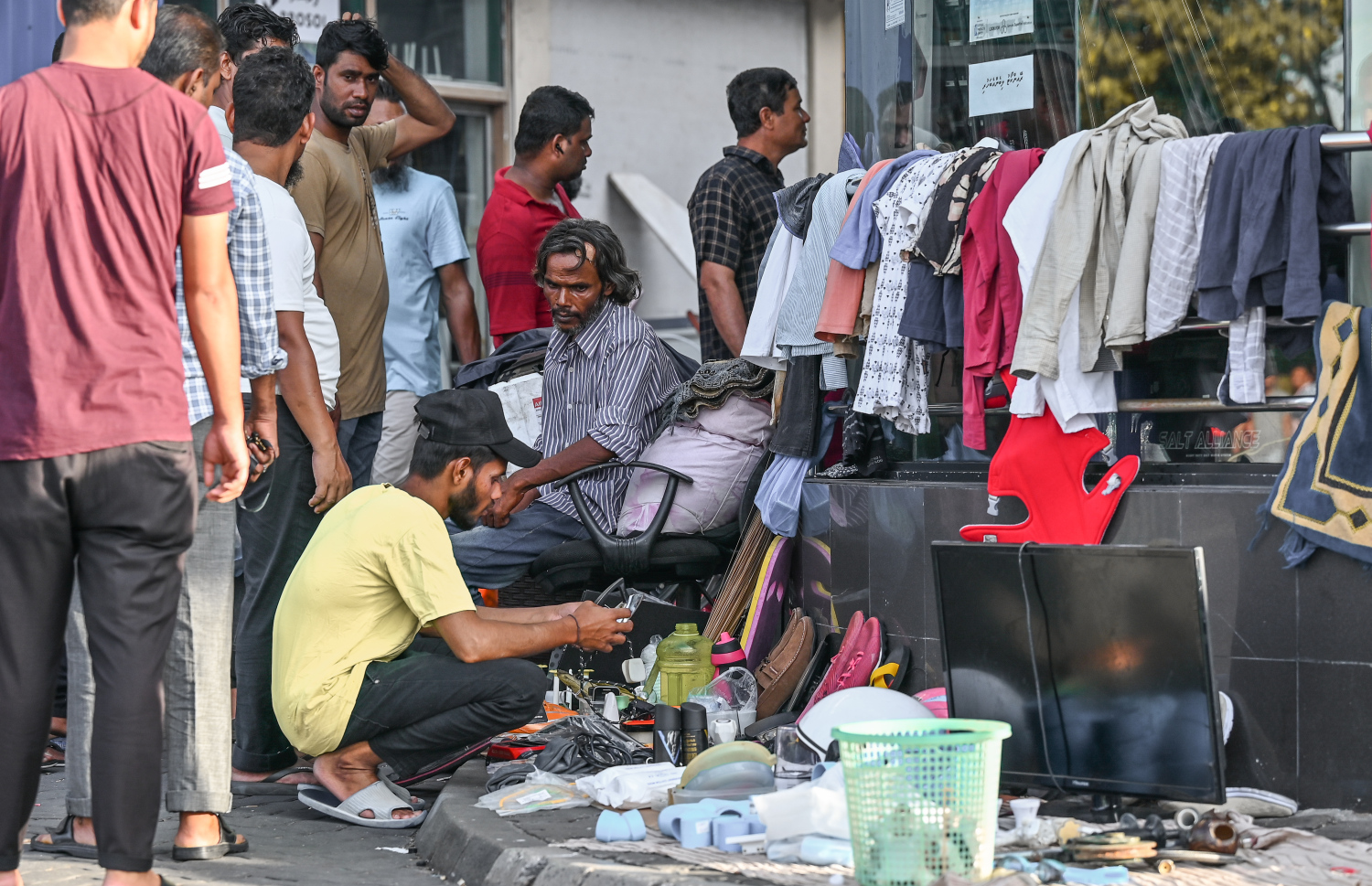 މާލޭގެ ގޭބިސީތަކުން އުކާލާ ކުނިބުނިތައް ހާވައިގެން ހޮވައިގެން ގެނެސް މާރުކޭޓު ސަރަހައްދުގައި ވިއްކަނީ. -- ފޮޓޯ: ނިޝާން އަލީ | މިހާރު