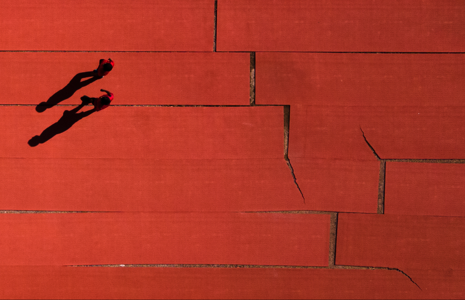 ސިންތެޓިކް ޓްރެކްގައި ބަޔަކު ދުވުނީ: މި ޓްރެކް މަރާމާތު ނުކޮށް ގިނަ ދުވަސް ވުމުން އެ ތަނުގެ ހާލަތު ވަރަށް ގޯސް އަދި ރައްކާތެރި ނޫން ކަމަށް ކޯޗުން ވެސް ބުނޭ.---ފޮޓޯ: ފަޔާޒު މޫސާ| މިހާރު