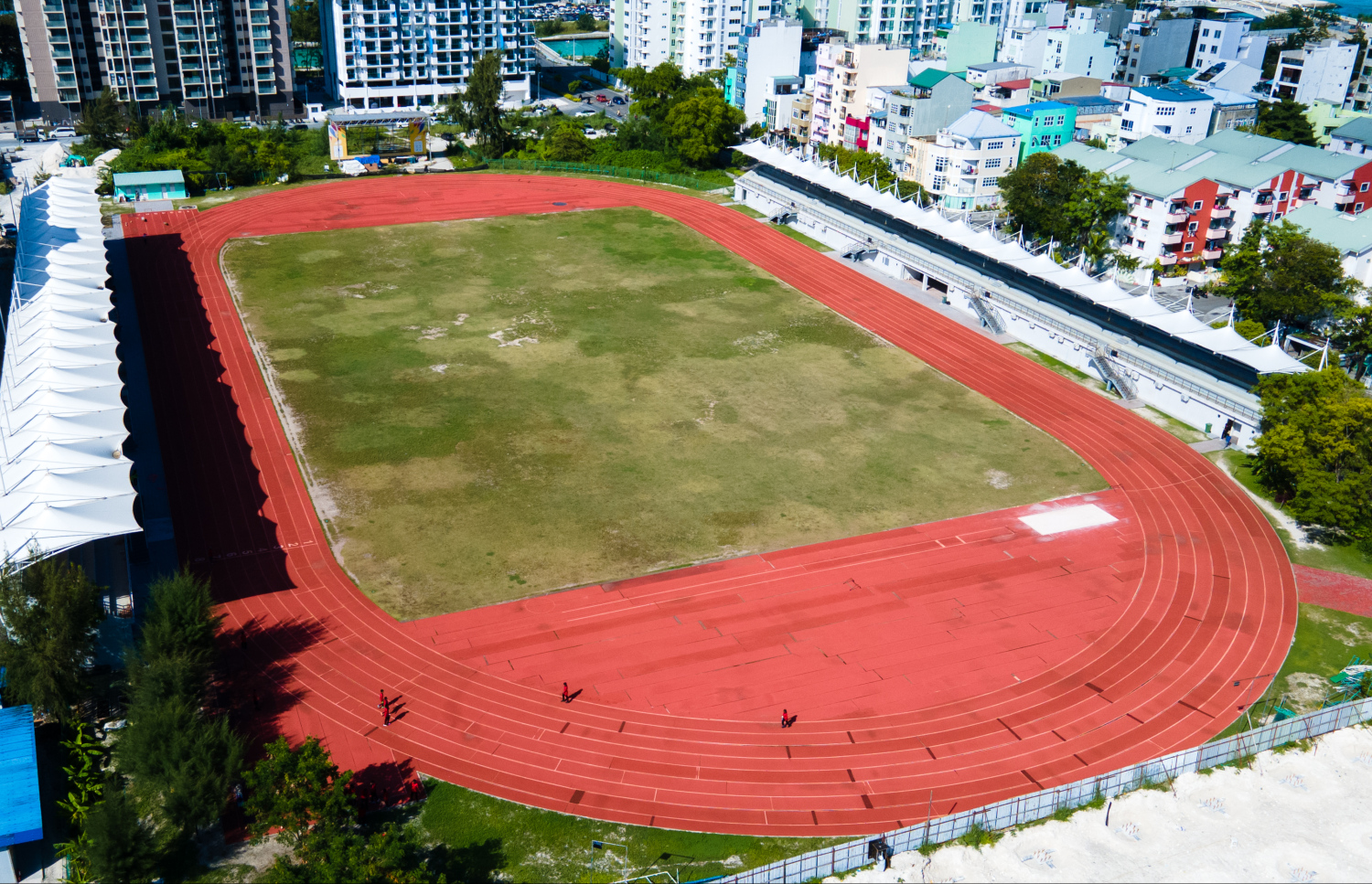 ހުޅުމާލޭގައި ބައިނަލްއަގުވާމީ ފެންވަރަށް އަޅާފައިވާ ސިންތެޓިކް ދުވާ ޓްރެކް: ސްޕޯޓްސް މިނިސްޓްރީން ބަލަހައްޓާ މި ޓްރެކް މަރާމާތުނުކޮށް ގިނަ ދުވަސް ވުމުން ވަނީ ވަރަށް ބޮޑަށް ހަލާކުވެފައި.--- ފޮޓޯ: ފަޔާޒު މޫސާ | މިހާރު