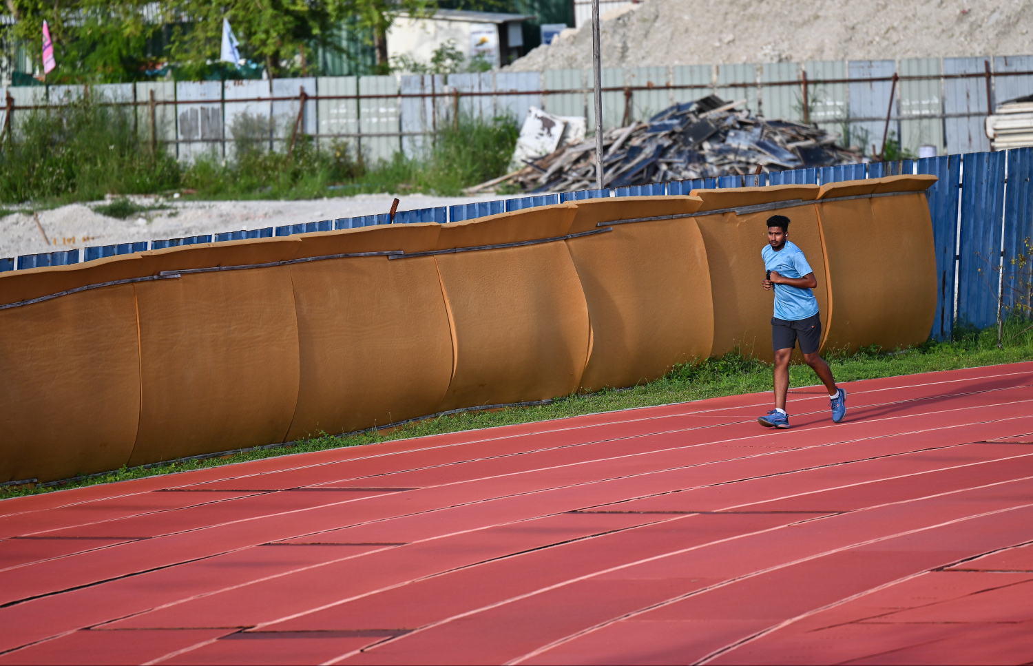 އާންމުން ވެސް ބޭނުންކުރާ 400 މީޓަރުގެ ސިންތެޓިކް ދުވާ ޓްރެކުގައި މީހަކު ދުވަނީ. ވީރާނާވެފައިވާއިރު އެތަން ބޭނުން ކުރާ ގިނަ ބައެއްގެ ކަންބޮޑުވުން އެބައޮތް. -- ފޮޓޯ: ފަޔާޒު މޫސާ | މިހާރު