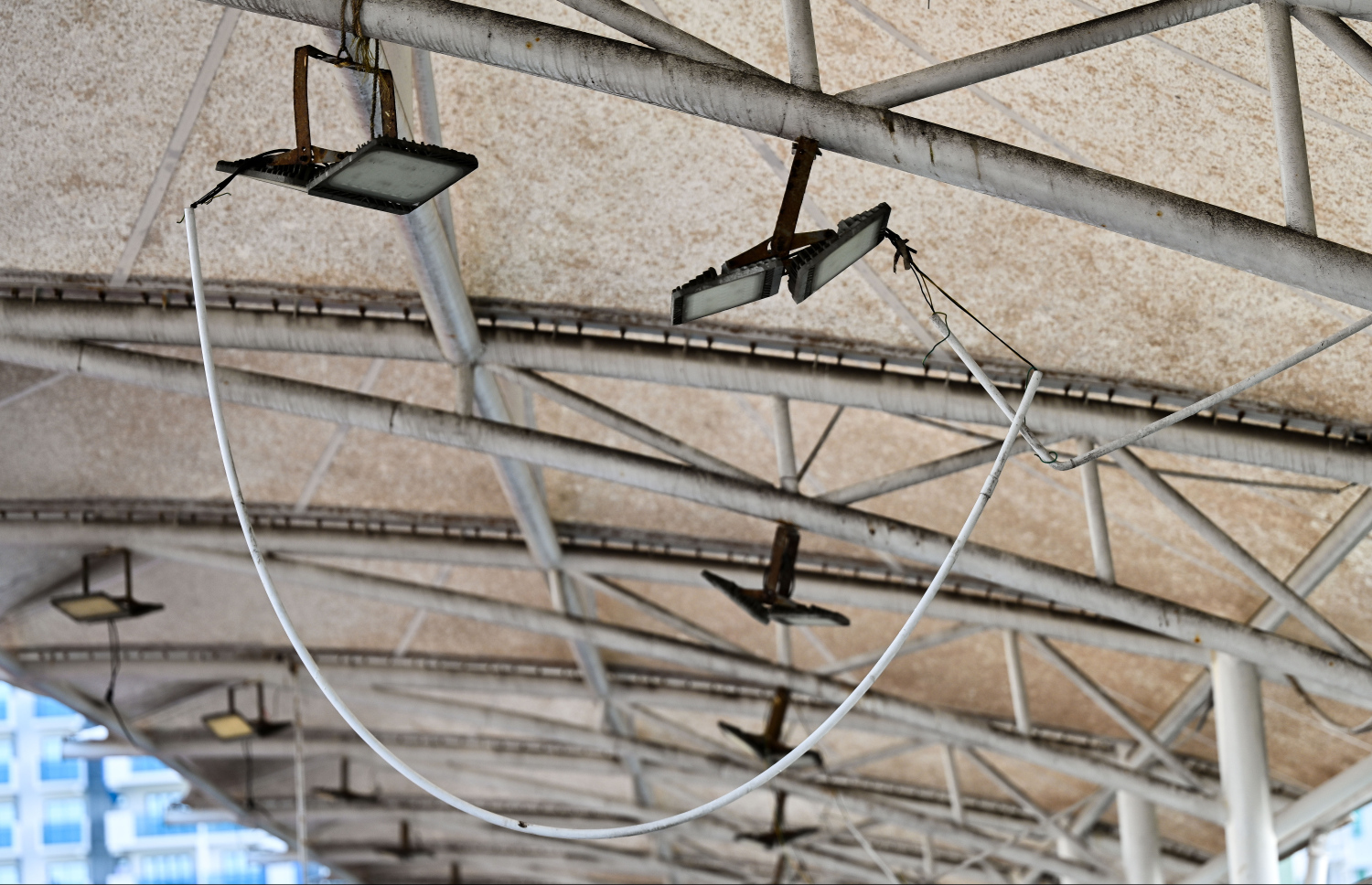 ހުޅުމާލޭ ސިންތެޓިކް ޓްރެކްގައި ބާއްވާ ހަރަކާތްތައް ބެލުމަށް ވަންނަ މީހުން ތިބޭ ސަރަހައްްދުމަތީގައި އަޅާފައި ހުރި ކަރަންޓު ވާތައް ނެއްޓިފައި: މިތަނުގައި ހުރި ބައެއް ލައިޓްތައް ވެސް ބޭނުން ނުކުރެވޭ.--- ފޮޓޯ: ފަޔާޒު މޫސާ | މިހާރު