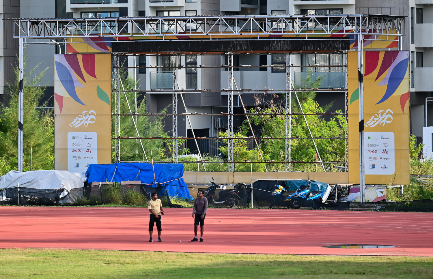 ހުޅުމާލޭ ސިންތެޓިކް ޓްރެކުގައި ބަޔަކު ހަރަކާތްތެރިވަނީ: ފޮޓޯއިން އެ ފެންނަނީ އެންމެ ފަހުން ބޭއްވި ވޯލްޑްކަޕް އަދި ޔޫރޯ ބެލުމަށް ސްކްރީން ބެހެއްޓުމަށް ތައްޔާރު ކުރި ސްޓޭޖް. އެ ސްޓޭޖު ވެސް ނަގާނެ ބަޔަކު ނުވޭ.--- ފޮޓޯ: ފަޔާޒު މޫސާ | މިހާރު