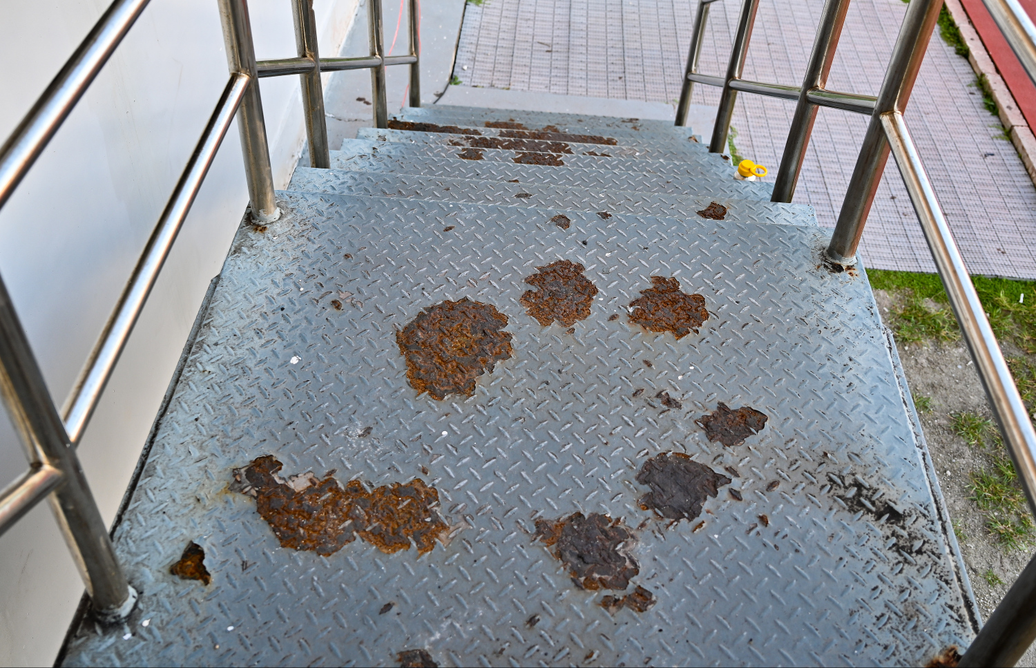 ހަ މިލިއަން ރުފިޔާ ހަރަދުކޮށްގެން ހުޅުމާލޭގައި ހެދި ސިންތެޓިކް ޓްރެކުގައި ކުޅިބަލަން ވަންނަ މީހުން ތިބޭ ސަރަހައްދަށް އަރަން ހުން ސިޑީގެ އެކި ސަރަހައްދު ތަކުގައި ދަބަރު ޖަހާފައި: އެއްވެސް ވަރަކަށް އަޅާލުމެއް ނެތް.--- ފޮޓޯ: ފަޔާޒު މޫސާ | މިހާރު