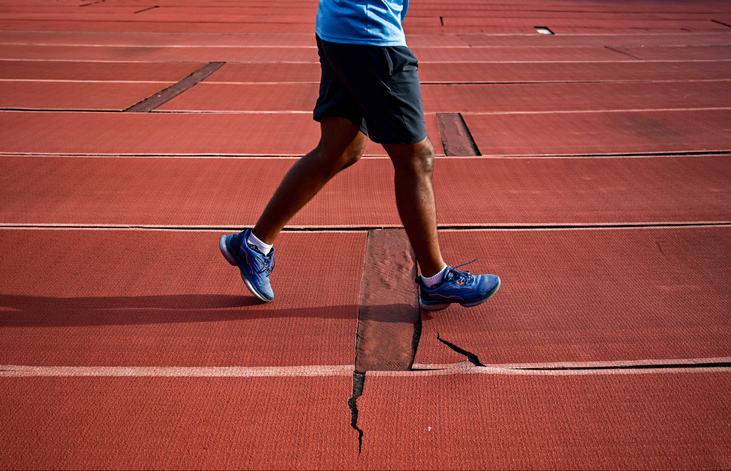 ހުޅުމާލޭ ސިންތެޓިކް ދުވާ ޓްރެކްގައި މީހަކު ދުވަނީ: މި ތަނުގެ އެކި ސަރަހައްދުތަކުން ސިންތެޓިކްގަނޑު ނެއްޓިފައި ވާތީ މިތަން ބޭނުން ކުރަމުންދާ މީހުންނަށް ދަނީ ދަތިތަކާ ކުރިމަތިވަމުން -- ފޮޓޯ: ފަޔާޒު މޫސާ | މިހާރު