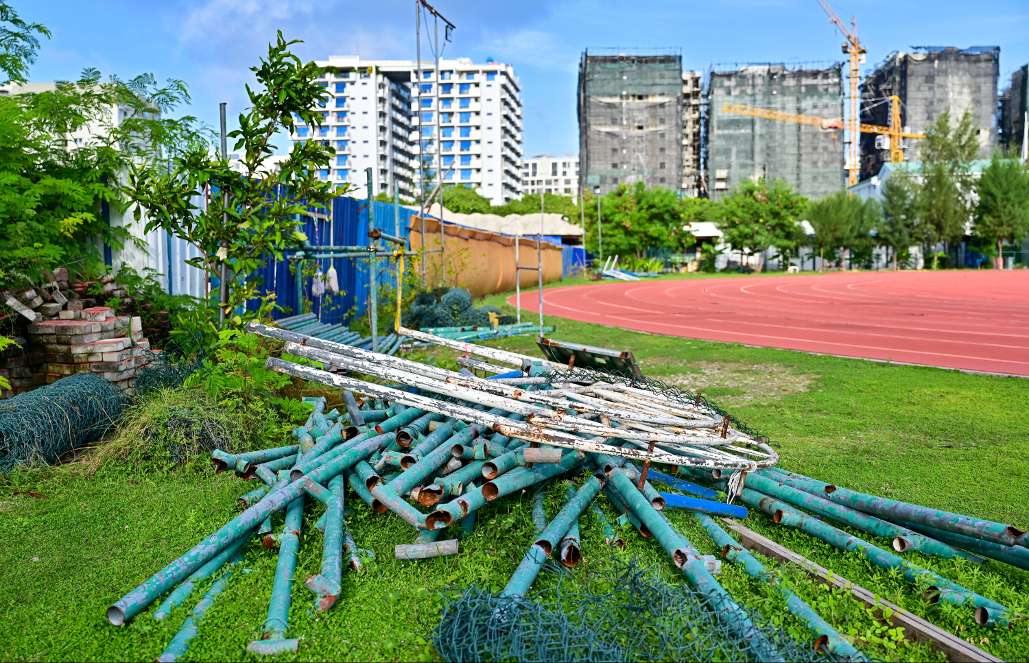 ހުޅުމާލޭ ސިންތެޓިކް ދުވާ ޓްރެކްގައި އެކިއެކި އިވެންޓުތައް ބާއްވަން ގެންދިޔަ ހޮޅިތަކެއް، އެ ތަނަށް ވަންނަ ދޮރާ ދިމާލަށް އުކާލާފައި: މިއީ ރަނގަޅަށް ސާފުކުރާ ތަނެއް ވެސް ނޫން.--- ފޮޓޯ: ފަޔާޒު މޫސާ | މިހާރު