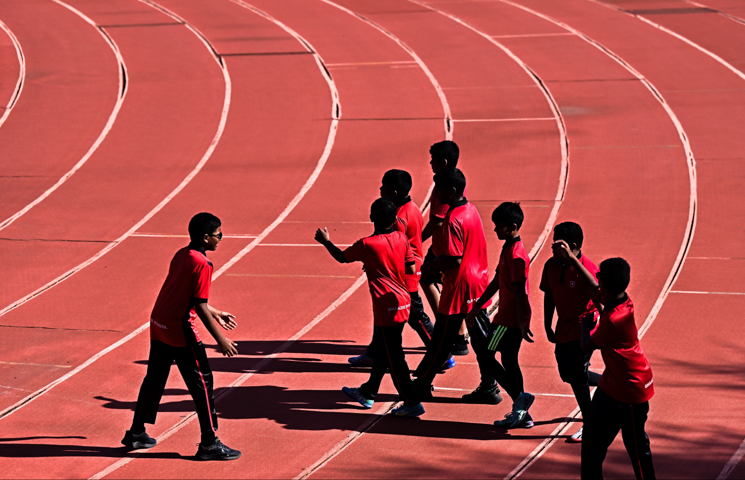 ކުރިއަށް އޮތް ޖޫނިއާ އެތުލެޓިކްސް މުބާރާތަށް ސްކޫލެއްގެ ކުދިންތަކެއް ހުޅުމާލޭ ސިންތެޓިކް ޓްރެކްގައި ތަމްރީނު ހަދަނީ. މި ޓްރެކް މިހާރު އޮތީ ކުޑަކުދިންނަށް އެންމެ ރައްކާތެރި ހާލަތެއްގައި ނޫން ކަމަށް "މިހާރު" އާ ވާހަކަ ދެއްކި ކޯޗަކު ވެސް ވަނީ ބުނުފައި.--- ފޮޓޯ: ފަޔާޒު މޫސާ | މިހާރު