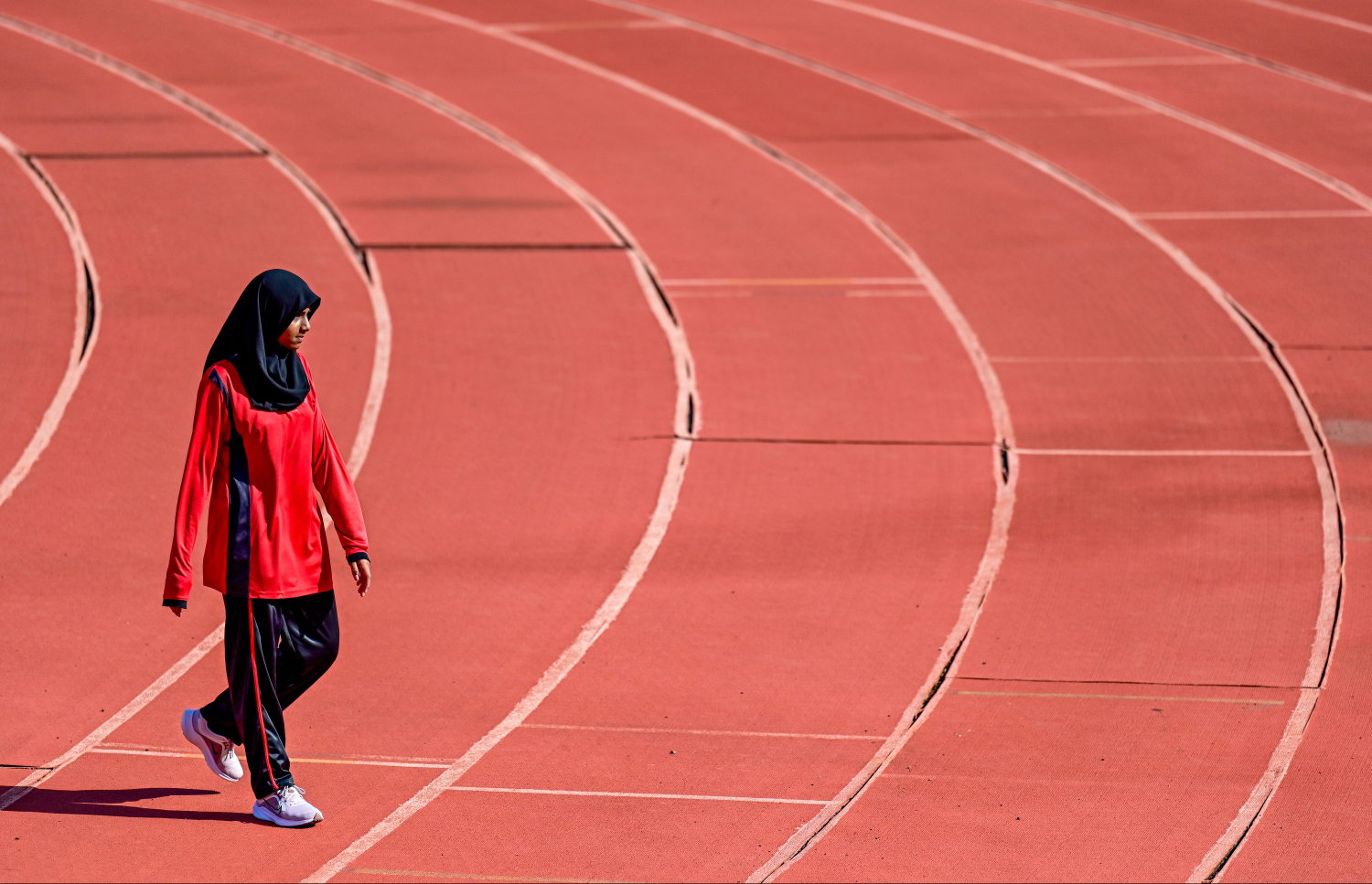 ހުޅުމާލެ ސިންތެޓިކް ޓްރެކުގައި ސްކޫލް ކުއްޖަކު ތަމްރީން ހަދަނީ: ކުރިއަށް އޮތް ޖޫނިއާ އެތުލެޓިކްސް މުބާރާތަށް ތައްޔާރުވުމަށް ގިނަ އަދަދެއްގެ ކުދިން އަންނަނީ އެ ތަނުގައި ތަމްރީނު ހަދަމުން .--- ފޮޓޯ: ފަޔާޒު މޫސާ | މިހާރު