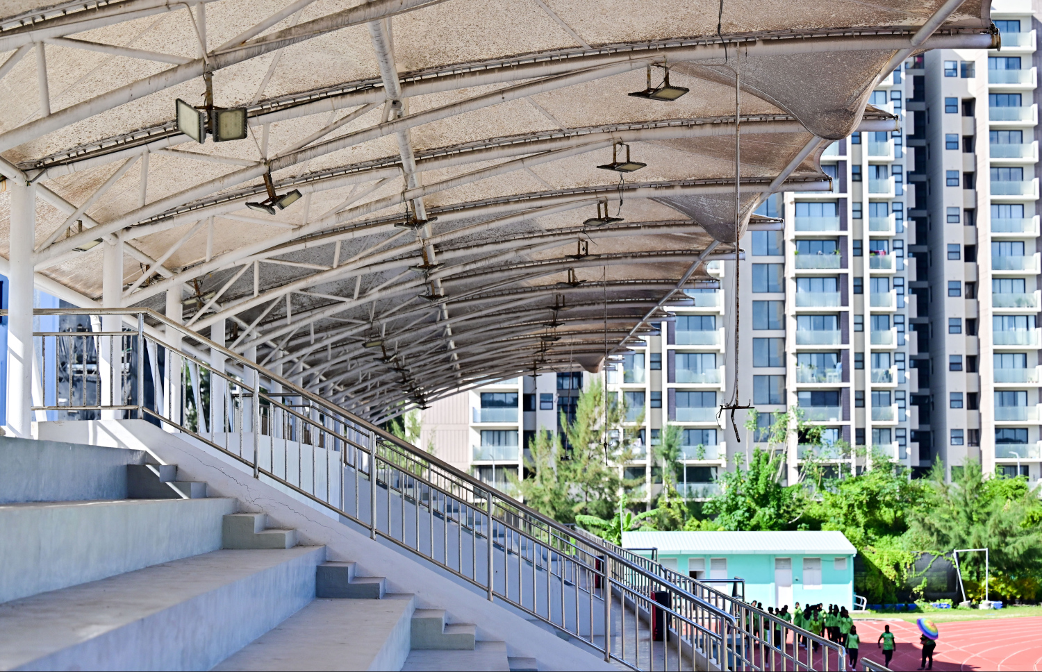 ހުޅުމާލޭ ސިންތެޓިކް ޓްރެކުގައި ކުޅިބަލަން ވަންނަ މީހުން ތިބޭ ސަރަހައްދު: މި ސަރަހައްދު ދިއްލުމަށް ހަރުކޮށްފައިވާ ބައެއް ލައިޓްތައް ވެސް ހުރީ ހަލާކުވެފައި. މަތި ހިޔާ ކުރަން ޖަހާފައި ހުރި ސަތަރިގަނޑުގައި ވެސް ވަނީ ހިރަފުސް ހިފައި އަދި ބައެއް ސަރަހައްދުތަކުން ސަތަރިގަނޑު ދޫވެފައި.--- ފޮޓޯ: ފަޔާޒު މޫސާ | މިހާރު