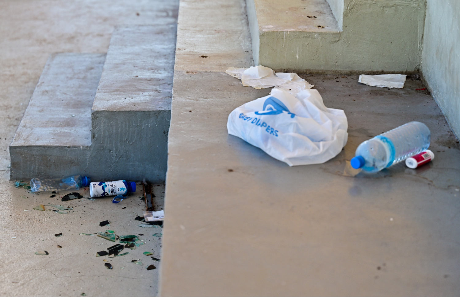 ހުޅުމާލޭ ސިންތެޓިކް ޓްރެކުގައި ކުޅިބަލަން ވަންނަ މީހުން ތިބޭ ސަރަހައްދަށް ކުނި އަޅާފައި. މިތަނުގެ މަތި ހިޔާ ކުރަން ޖަހާފައިވާ ސަތަރިގަނޑުގައި ވެސް ވަނީ ހިރަފުސް ހިފައި އަދި ބައެއް ސަރަހައްދުތަކުން ސަތަރިގަނޑު ދޫވެފައި.--- ފޮޓޯ: ފަޔާޒު މޫސާ | މިހާރު