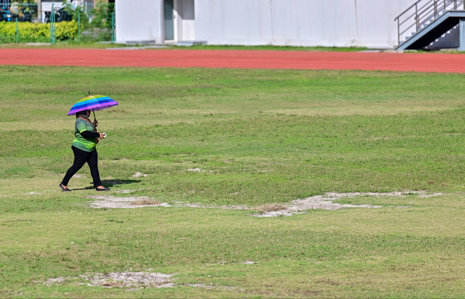 ފުޓްބޯޅަ ކުޅެވޭ ގޮތަށް ހުޅުމާލޭ ސިންތެޓިކް ދުވާ ޓްރެކްގައި ހަދާފައިވާ ވިނަގަނޑު މަތިން މީހަކު ހިނގާފައި ދަނީ: މި ތަނުގައި ފުޓްބޯޅަ ކުޅެވޭނެ އެއްވެސް އިންތިޒާމެއް ނެތް އިރު މިވަގުތު ބޭނުން ކުރަނީ އެތްލެޓިކްސް މުބާރާތްތަކާ އެކު ހަރަކާތްތައް ކުރިއަށް ގެންދަން.--- ފޮޓޯ: ފަޔާޒު މޫސާ | މިހާރު