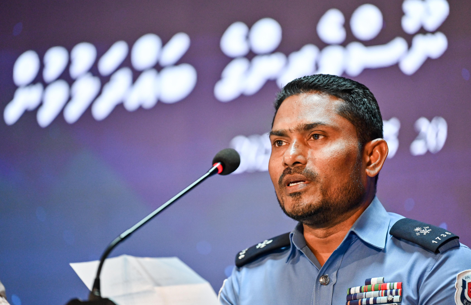 ސްޕްރިޓެންޑެންޓް އޮފް ޕޮލިސް އަދި ޑްރަގު އެންފޯސްމެންޓް ޑިޕާޓްމަންޓުގެ ހެޑު ނާހިދު ހުސެއިން ނޫސްވެރިންގެ ބައްދަލުވުމުގައި ވާހަކަ ދައްކަވަނީ-- ފޮޓޯ: ފަޔާޒު މޫސާ | މިހާރު