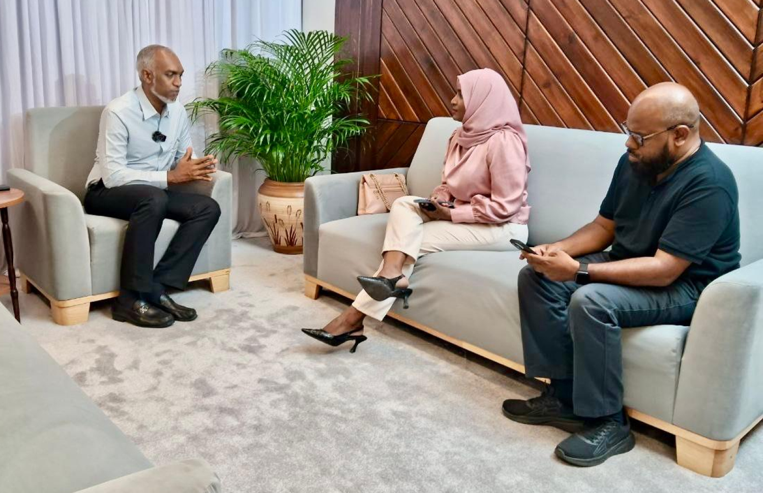 ޝަނާ (މ) ރައީސް ޑރ. މުއިއްޒުއާ އިންޓަވިއުކުރައްވަނީ.