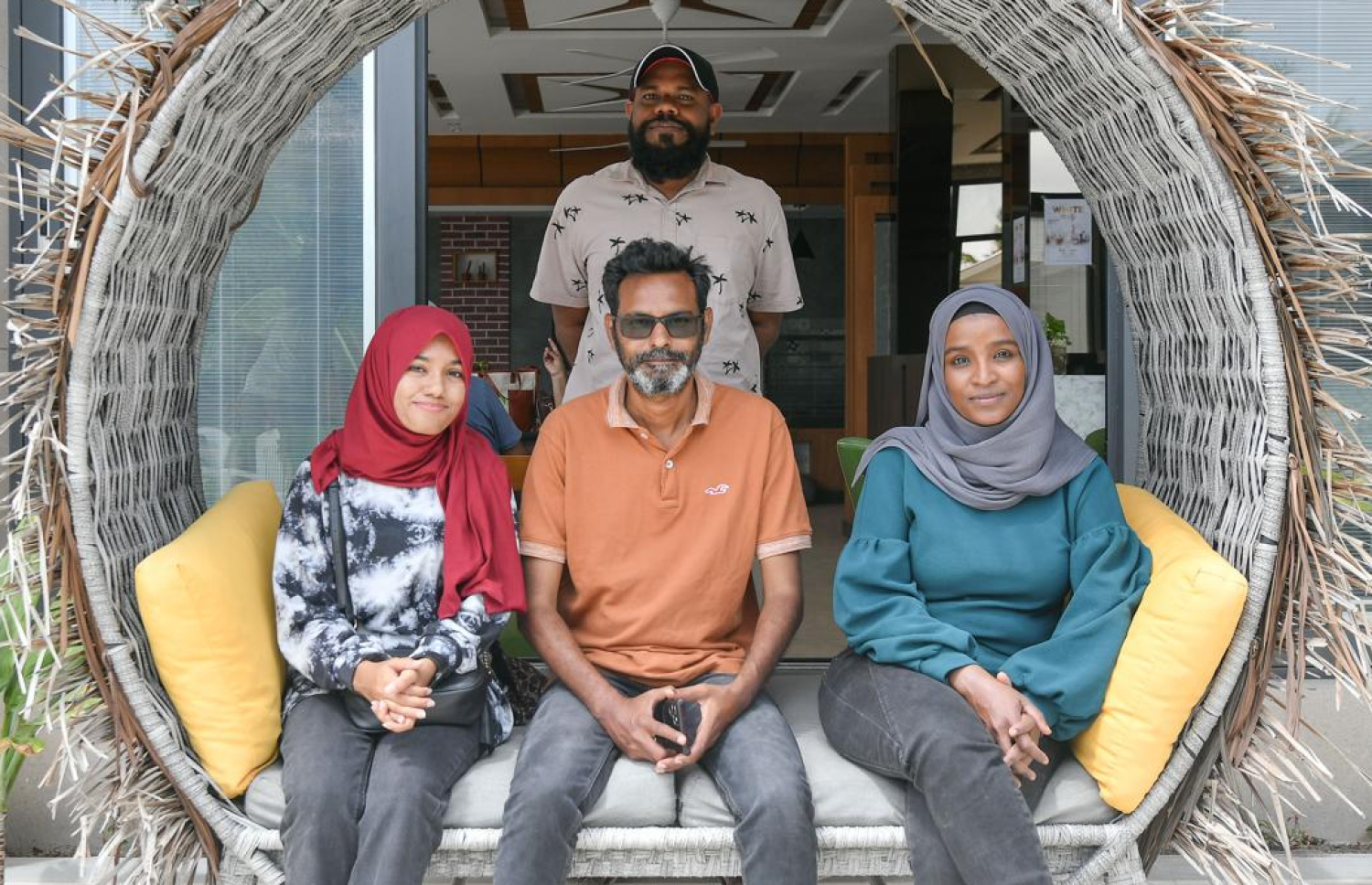 ޝަނާ (ކ) 'މިހާރު' ގެ އޭރުގެ އެޑިޓަރު އިސްމާއިލް ނަސީރު (މ) އާއި އެ ނޫހުގެ މިހާރުގެ އެޑިޓަރު އަހުމަދު ހަމްދޫން އަދި ސަބް އެޑިޓަރު އާސިމާ ނިޒާރު (ވ) އާއެކު.