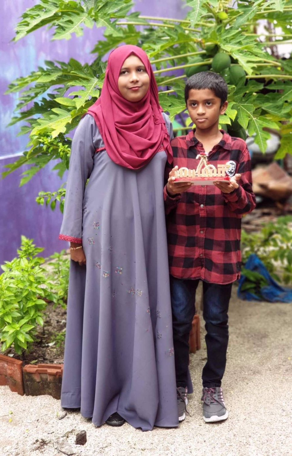 ޣައިސް ދައްތައަކާ އެކު: ކިޔެވުމުގައި އޭނާގެ ކާމިޔާބީއަކީ ފަރުވާކުޑަނުކޮށް ދުވަހުން ދުވަހަށް ފިލާވަޅުތައް ދަސްކުރުން ކަމަށް ޣައިސް ބުނޭ.