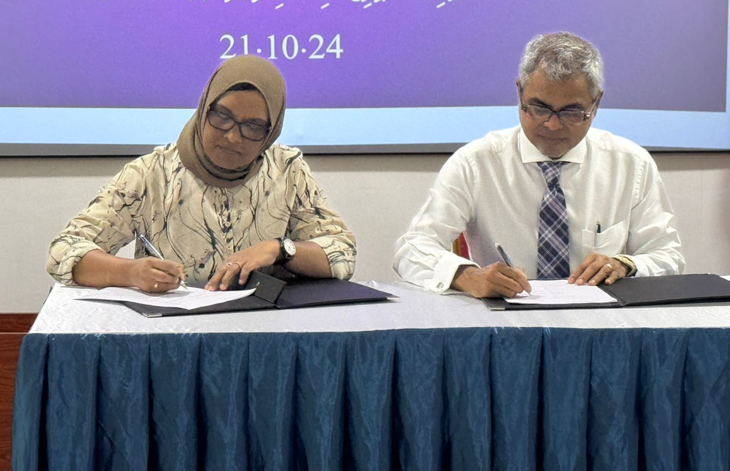 އެއާކޯނާއި ރެފްރިޖަރޭޓަރު މަރާމާތުކުރާ މީހުން ތަމްރީނުކުރުމަށް ތިމާވެއްޓާ ބެހޭ މިނިސްޓްރީން ޕޮލިޓެކްނިކްއާ އެކު އެމްއޯޔޫއެއްގައި ސޮއިކުރުމަށް ބޭއްވި ރަސްމިއްޔާތުގައި މިނިސްޓަރު ތޯރިގް އިބްރާހިމާއި ޕޮލިޓެކްނިކްގެ ސީއީއޯ ޒޫޝާން ކަމާލުއްދީން.-- ފޮޓޯ: ތިމާވެއްޓާ ބެހޭ މިނިސްޓްރީ