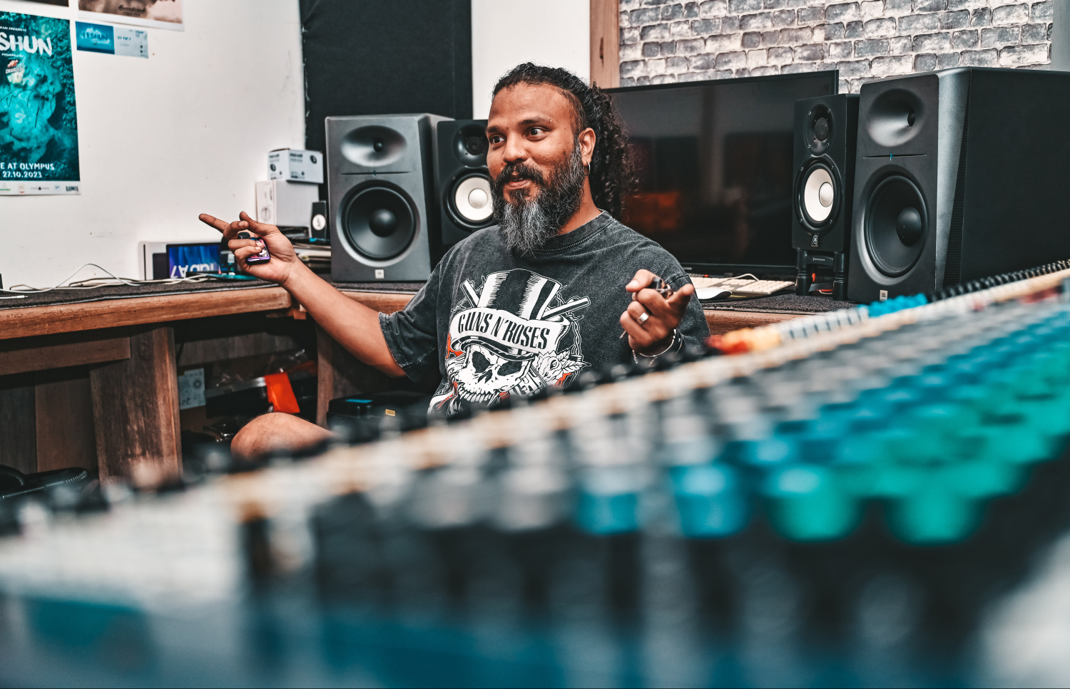 އައްޑޮ އޭނާގެ މިއުޒިކީ ތަޖުރިބާތައް 'މިހާރު ލައިޓް' އަށް ކިޔައި ދެނީ. -- ފޮޓޯ: ފަޔާޒު މޫސާ | މިހާރު