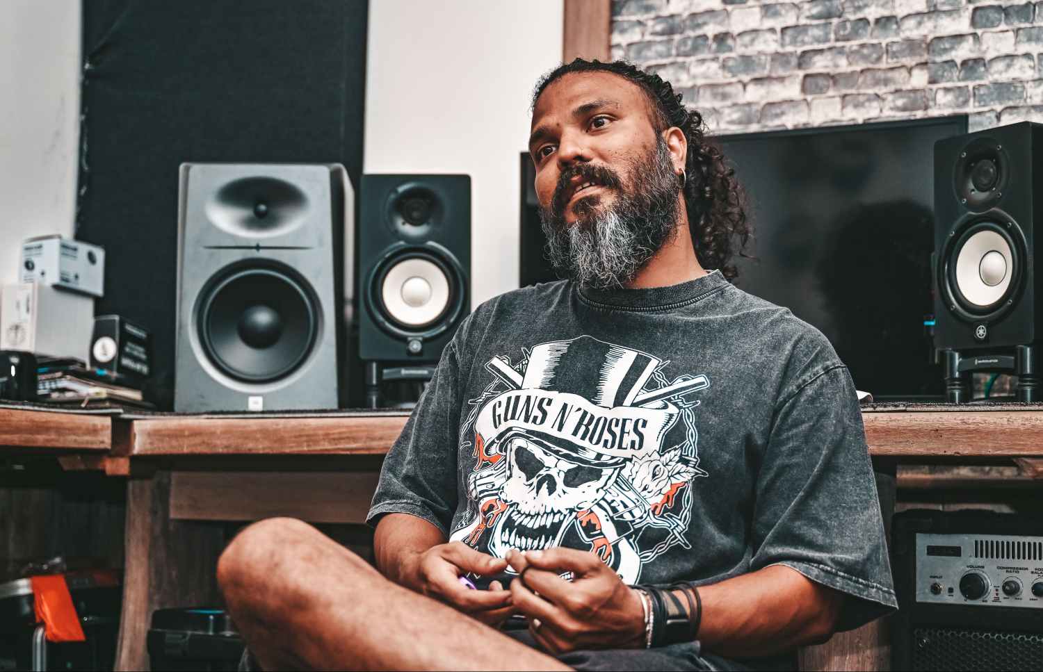 އައްޑޮގެ މި ދަތުރުގައި އޭނާ ދަސްކުރީ ރާއްޖޭގެ މިއުޒިކީ ދާއިރާގެ އެންމެ މުހިންމު އާޓިސްޓުންނާ އެކު. -- ފޮޓޯ: ފަޔާޒު މޫސާ | މިހާރު