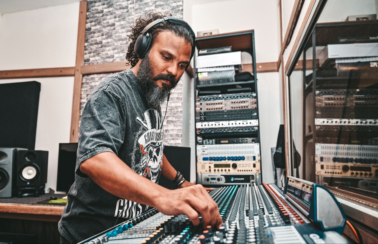 އައްޑޮ ސްޓޫޑިއޯ ސެޝަންއެއްގައި. -- ފޮޓޯ: ފަޔާޒު މޫސާ | މިހާރު