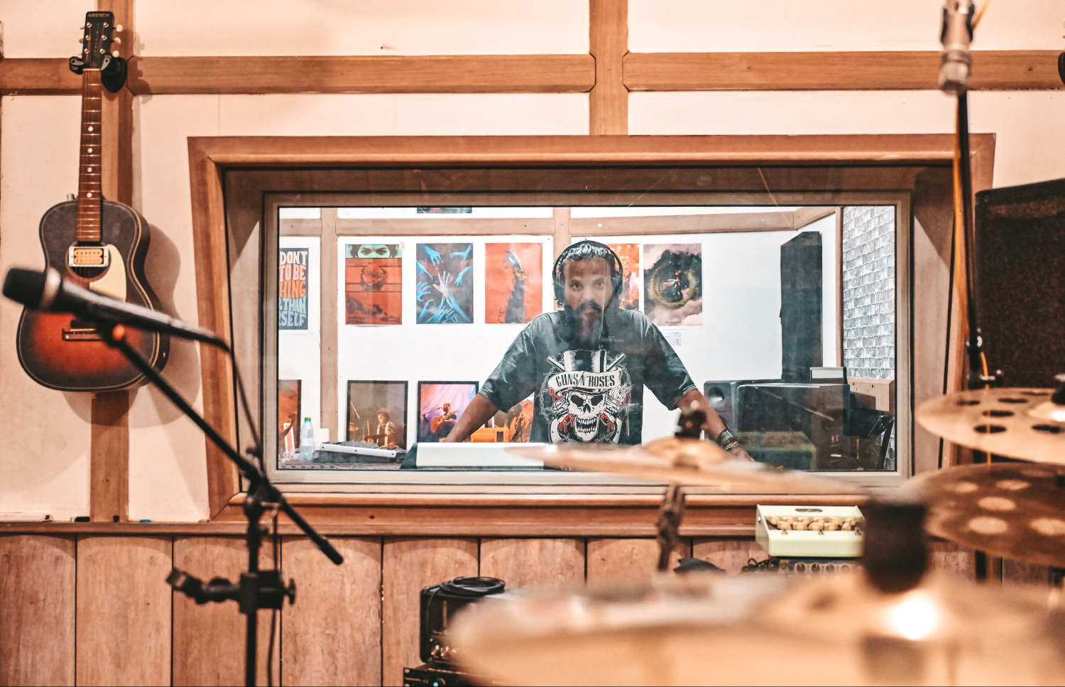 އައްޑޮ އެން9 ސްޓޫޑިއޯގައި ފޮޓޯއަކަށް ހުއްޓިލައިގެން. -- ފޮޓޯ: ފަޔާޒު މޫސާ | މިހާރު