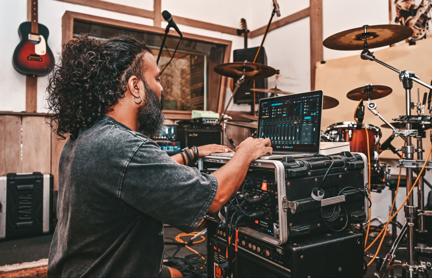 އައްޑޮ ރިކޯޑިން ސެޝަންއަކަށް ތައްޔާރުވުމުގެ ތެރޭގައި. -- ފޮޓޯ: ފަޔާޒު މޫސާ | މިހާރު