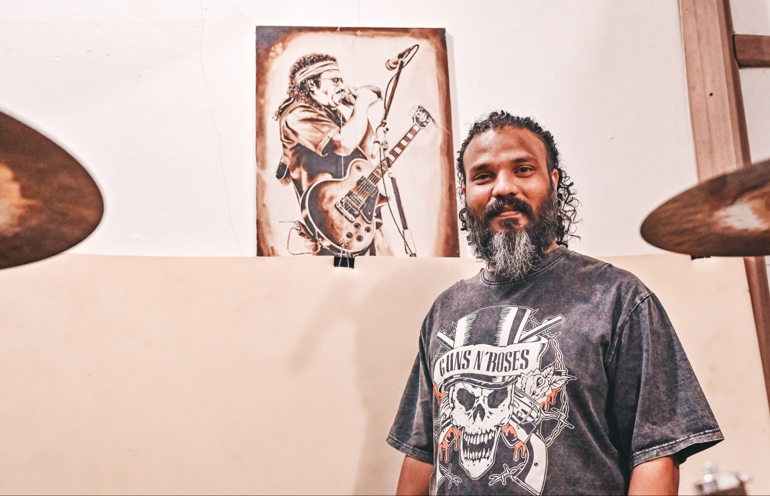 ޒީރޯ ޑިގްރީ ބޭންޑްގެ ފައުންޑާ އަދި ރާއްޖޭގައި އުފެދުނު އެންމެ ކުޅަދާނަ އެއް މިއުޒިޝަން ކަމުގައިވާ ފްލޫނާޝިދުގެ ފޮޓޯގަނޑެއް ކައިރީގައި އައްޑޮ މަޑުކޮށްލައިގެން: އައްޑޮ މިހާރު ހިންގާ އެން9 ސްޓޫޑިއޯ ހިންގަނީ ފްލޯނާޝިދުގެ ކުރީގެ ސްޓޫޑިއޯގައި. -- ފޮޓޯ: ފަޔާޒު މޫސާ | މިހާރު