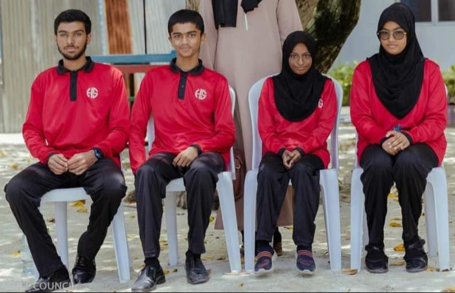 ޣައިސްއާއެކު ކިޔެވި ހިރިމަރަދޫ ސްކޫލުގެ ދަރިވަރުން.