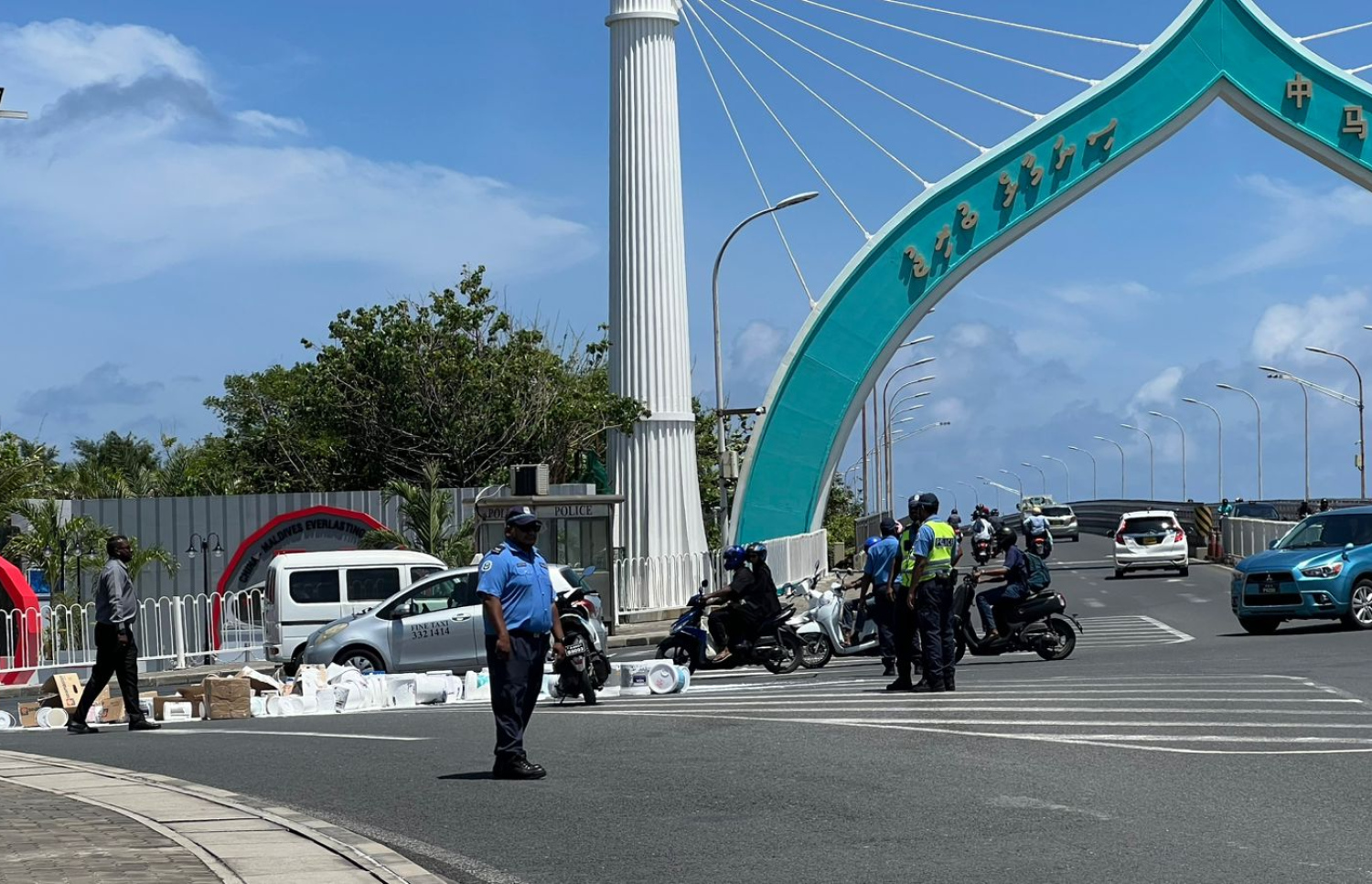 ސިނަމާލޭ ބްރިޖުން ފޭބި ޕިކަޕަކުން މަގުމައްޗަށް ކުލަ ފާޓާތައް ވެއްޓި މަގު ބެދިފައި