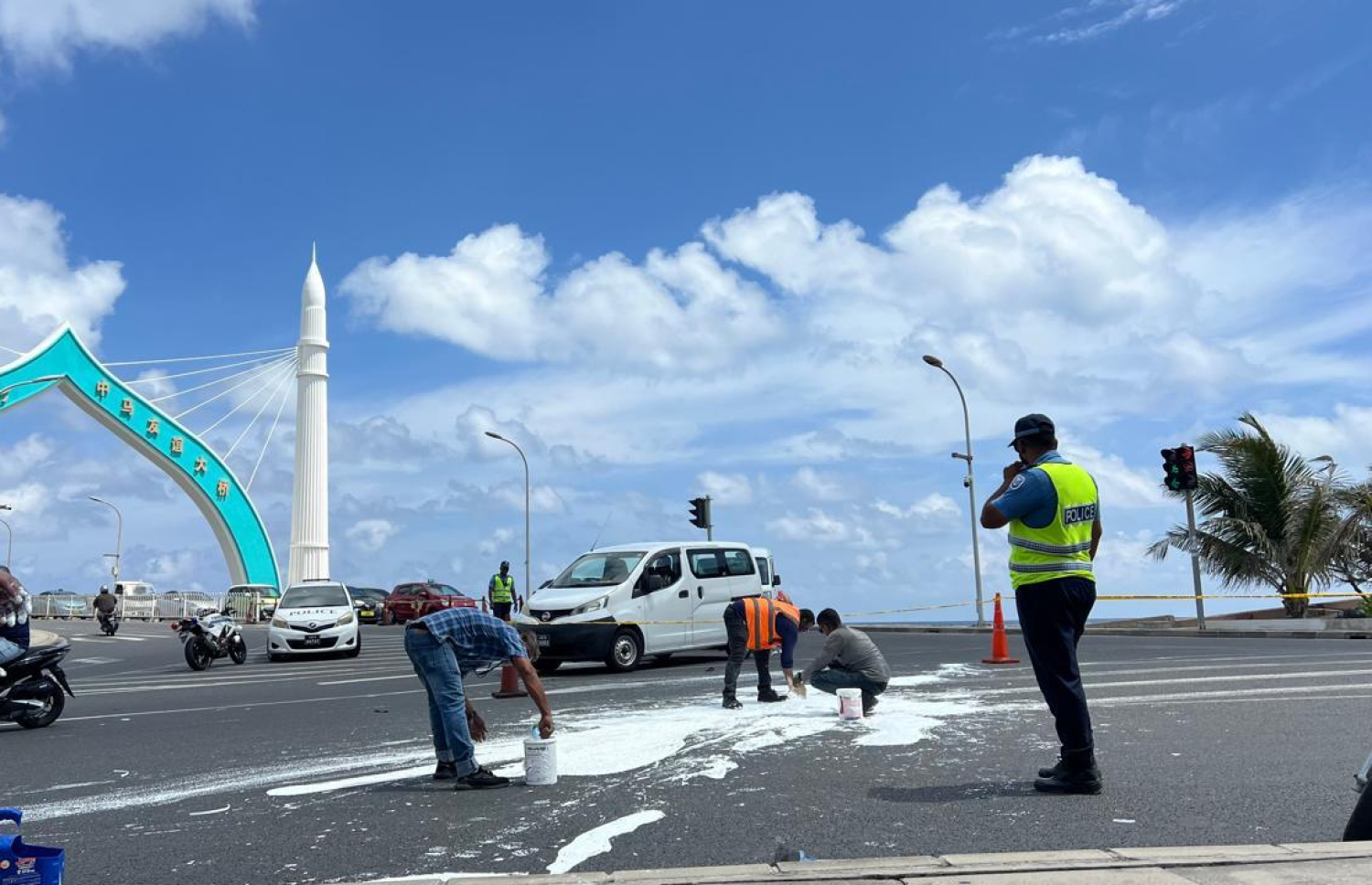 ސިނަމާލޭ ބްރިޖުން ފޭބި ޕިކަޕަކުން މަގުމައްޗަށް ވެއްޓުނު ކުލަ ފާޓާތައް ފެޅި ކުލަ އެޅިފައި.