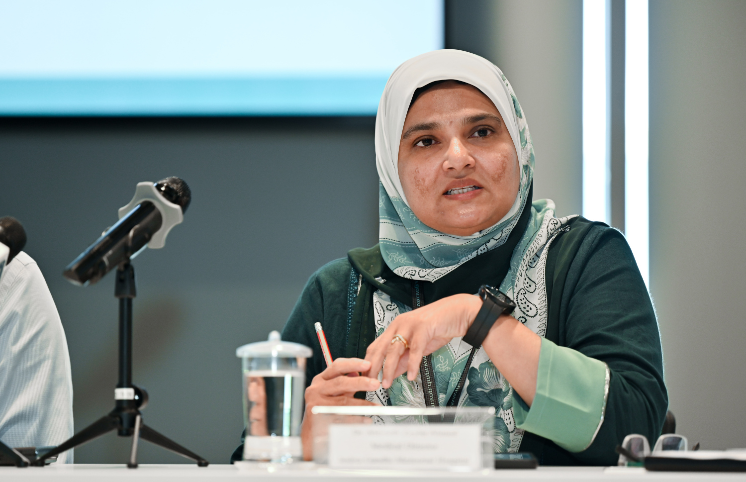 މާލެ ހޮސްޕިޓަލްސް ގްރޫޕުން އިއްޔެ ބޭއްވި ނިއުސް ކޮންފަރެންސްގައި އައިޖީއެމްއެޗްގެ މެޑިކަލް ޑިރެކްޓާ ޑރ. ޒޭބާ ވާހަކަދައްކަވަނީ.-- ފޮޓޯ: ނިޝާން އަލީ/ މިހާރު