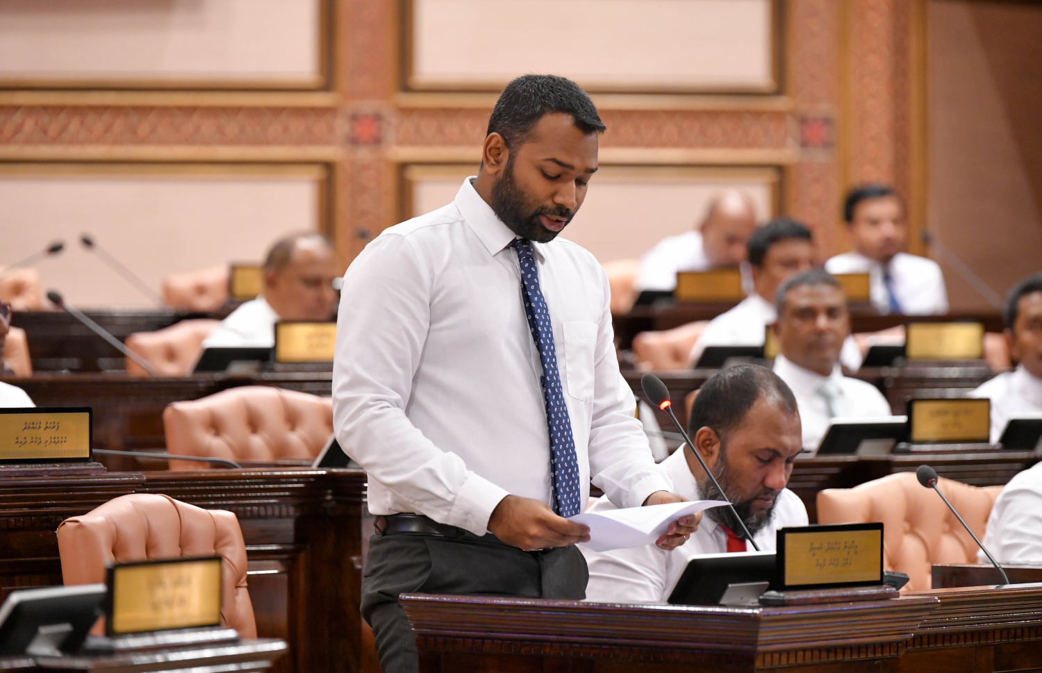 ގަލޮޅު ދެކުނު ދާއިރާގެ މީކާއިލް އަހުމަދު ނަސީމް؛ ބަޖެޓު ހަރަދު ކުރި ގޮތް ހާމަކުރަން ވަނީ ގޮވާލާފައި -- ފޮޓޯ: މަޖިލިސް