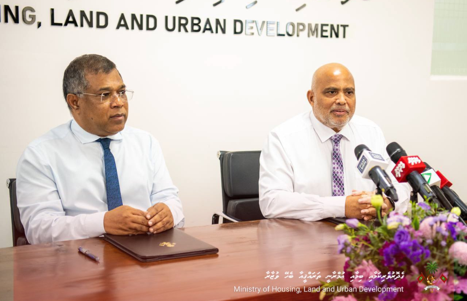 ގެދޮރު އިމާރާތްކުރުމަށް ލުއި ލޯނު ދޫކުރުމަށް "ހިޔާވެހި ފައިނޭންސިންގް ސްކީމް"ގެ ފައިނޭންސިން ޕާޓްނާޝިޕްގެ އެއްބަސްވުމުގައި ބީއެމްއެލްއާ އެކު ސޮއިކުރުމަށް ބޭއްވި ރަސްމިއްޔާތުގައި ހައުސިން މިނިސްޓަރު ޑރ. އަލީ ހައިދަރާއި ބީއެމްއެލްގެ ސީއީއޯ މުހައްމަދު ޝަރީފް.-- ފޮޓޯ: ހައުސިން މިނިސްޓްރީ