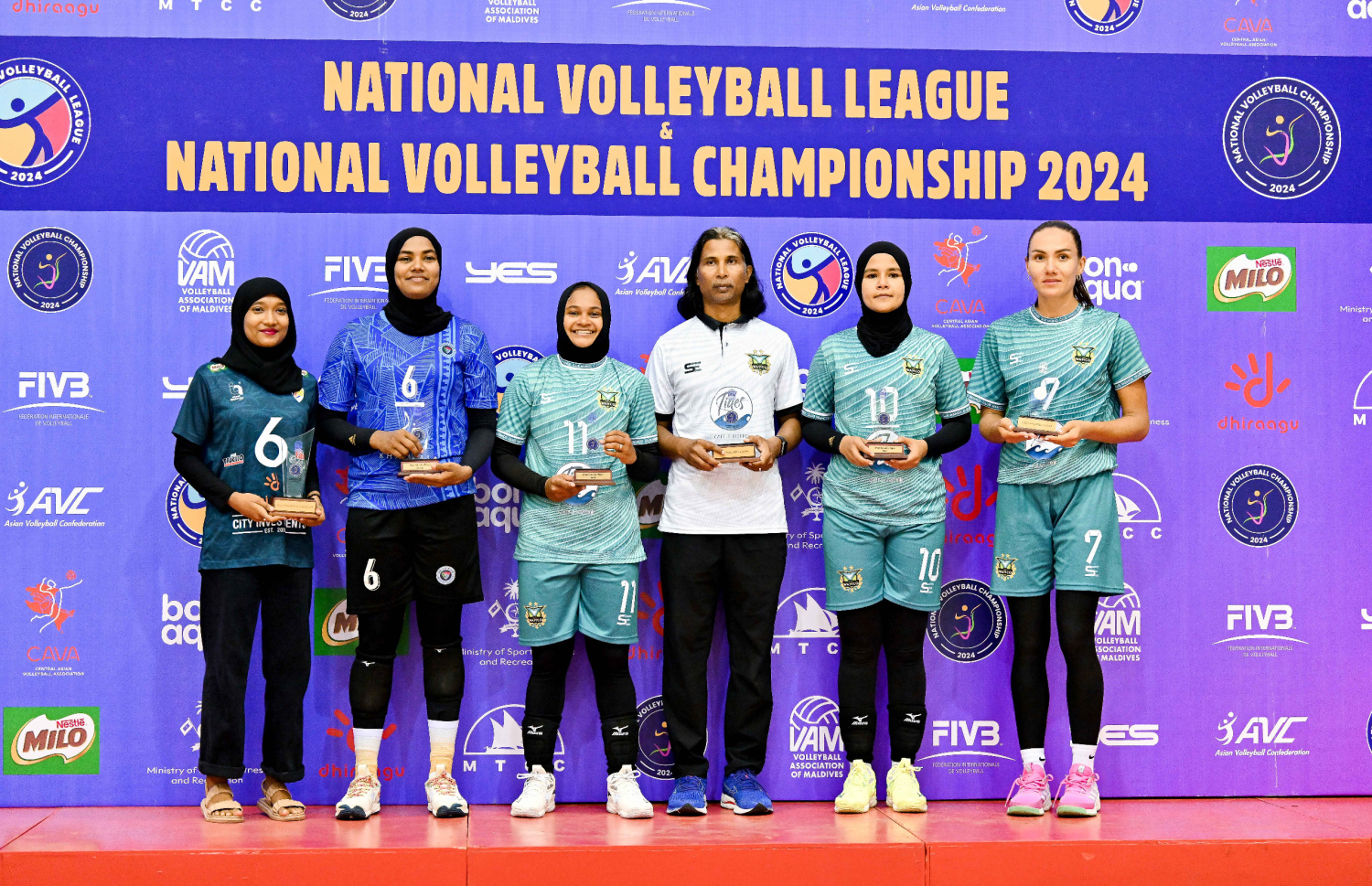 މުބާރާތުގެ އެންމެ މޮޅުންތެރިންގެ އެވޯޑް ހޯދި ކުޅުންތެރިންނާއި އެންމެ މޮޅު ކޯޗުގެ އެވޯޑް ހޯދި އަދީލް، ފޮޓޯއަކަށް ހުއްޓިލައިގެން --- ފޮޓޯ: ނިޝާން އަލީ | މިހާރު