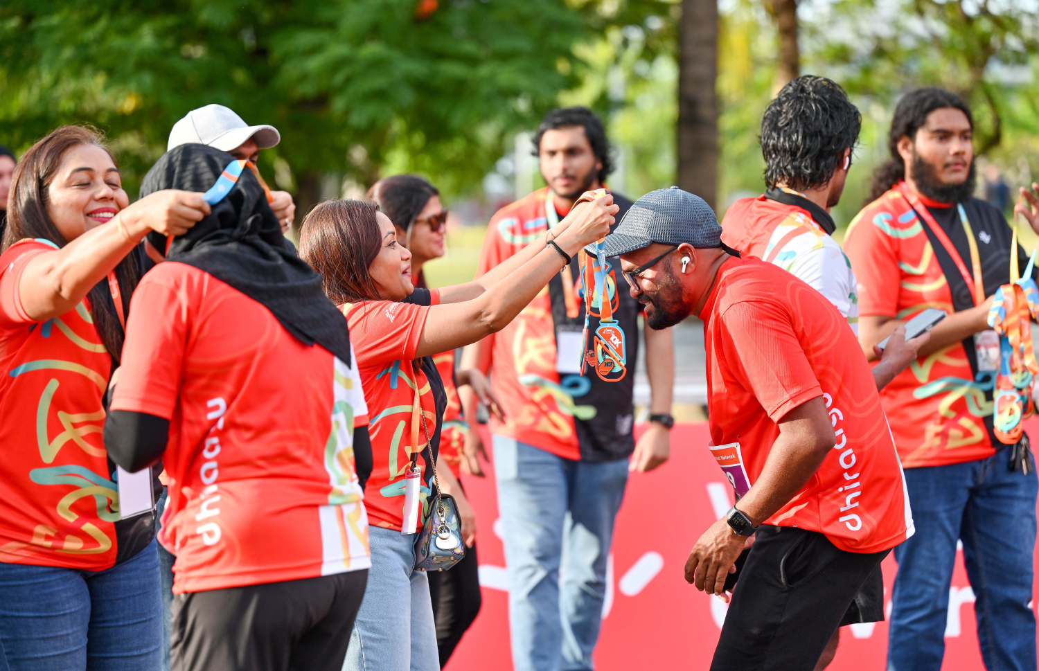 ރާއްޖޭގައި ބާއްވާ ދުވުމުގެ އެންމެ ބޮޑު ރޭސް، ދިރާގު މޯލްޑިވްސް ރޯޑް ރޭހުގެ ބައިވެރިޔަކު ރޭސް ނިންމުމުން ކަރުގައި މެޑަލް އަޅުވަނީ.--- ފޮޓޯ: ނިޝާން އަލީ | މިހާރު