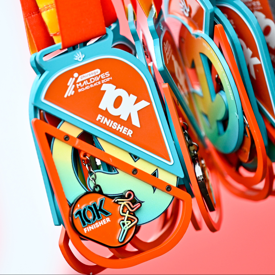 ރާއްޖޭގައި ބާއްވާ ދުވުމުގެ އެންމެ ބޮޑު ރޭސް، ދިރާގު މޯލްޑިވްސް ރޯޑް ރޭހުގެ ފިނިޝާ މެޑަލް.--- ފޮޓޯ: ނިޝާން އަލީ | މިހާރު