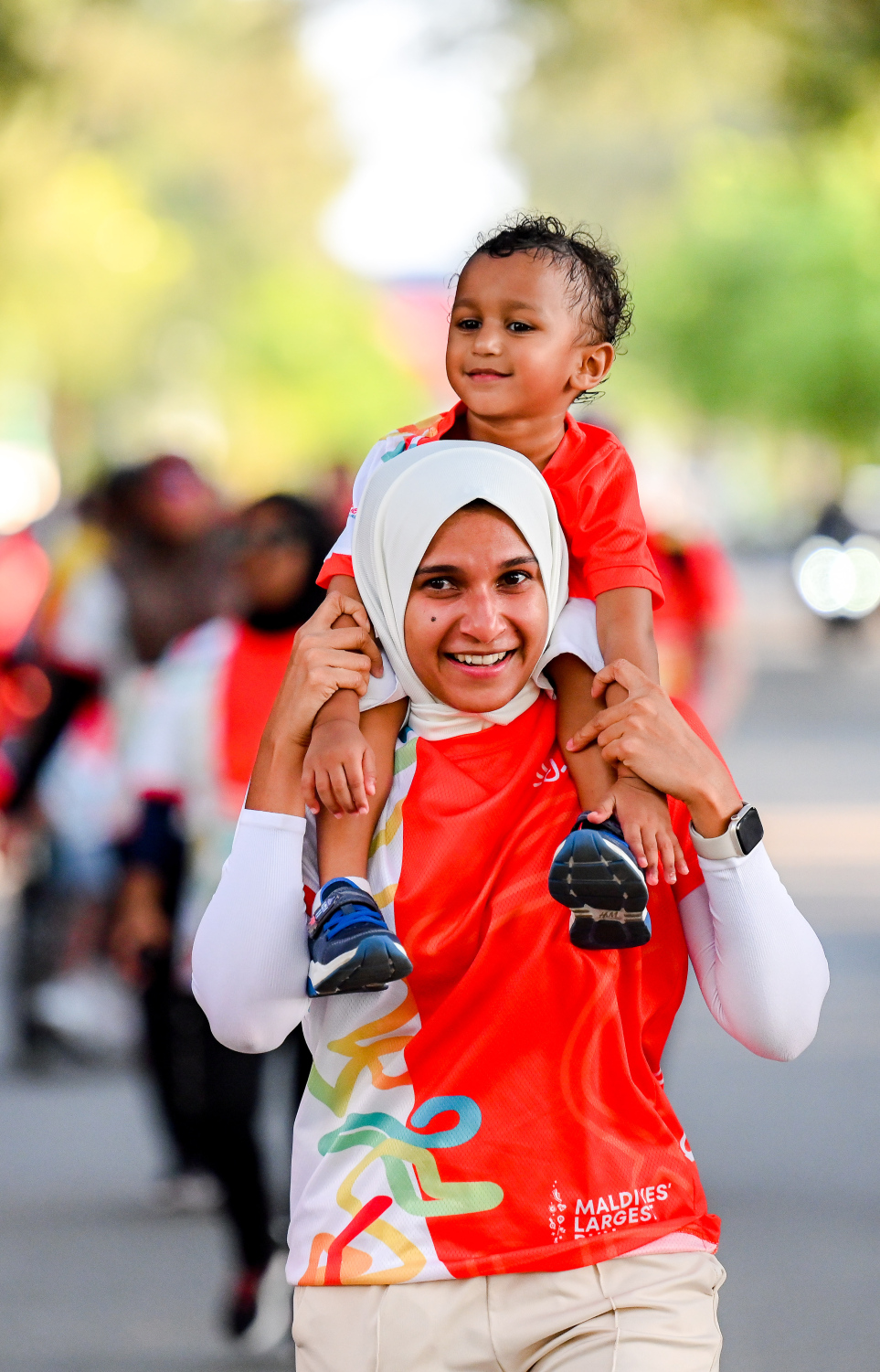 ރާއްޖޭގައި ބާއްވާ ދުވުމުގެ އެންމެ ބޮޑު ރޭސް، ދިރާގު މޯލްޑިވްސް ރޯޑް ރޭހުގައި މީހަކު ކުޑަކުއްޖަކު އުރާލަިގެން މިއަދު ދުވަނީ.--- ފޮޓޯ: ނިޝާން އަލީ | މިހާރު