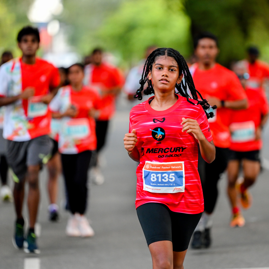 ރާއްޖޭގައި ބާއްވާ ދުވުމުގެ އެންމެ ބޮޑު ރޭސް، ދިރާގު މޯލްޑިވްސް ރޯޑް ރޭހުގެ ބައިވެރިއަކު މިއަދު ދުވަނީ.--- ފޮޓޯ: ނިޝާން އަލީ | މިހާރު