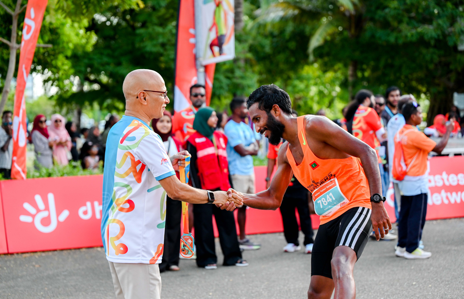 ރާއްޖޭގައި ބާއްވާ ދުވުމުގެ އެންމެ ބޮޑު ރޭސް، ދިރާގު މޯލްޑިވްސް ރޯޑް ރޭހުގެ ބައިވެރިއެއްގެ ކަރުގައި އެ ކުންފުނީގެ ސީއީއޯ އިސްމާއިލް ރަޝީދު މެޑަލް އަޅުވަނީ.--- ފޮޓޯ: ނިޝާން އަލީ | މިހާރު