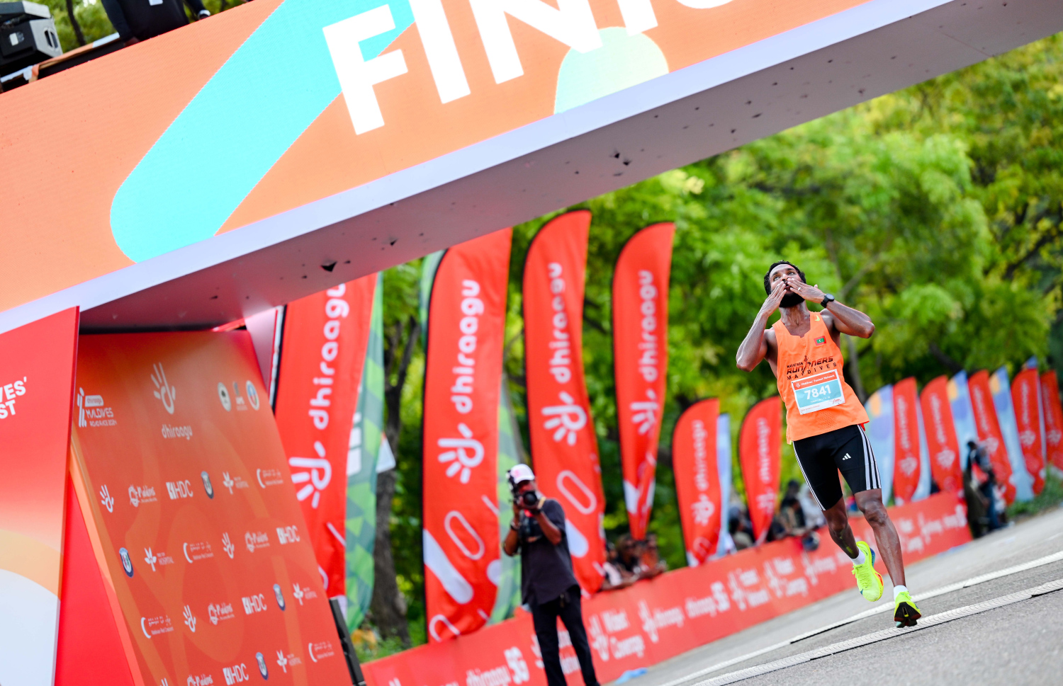 ރާއްޖޭގައި ބާއްވާ ދުވުމުގެ އެންމެ ބޮޑު ރޭސް، ދިރާގު މޯލްޑިވްސް ރޯޑް ރޭހުގެ ބައިވެރިޔަކު ރޭސް ނިންމުމަށް ފަހު އުފާފާޅުކުރަނީ.--- ފޮޓޯ: ނިޝާން އަލީ | މިހާރު