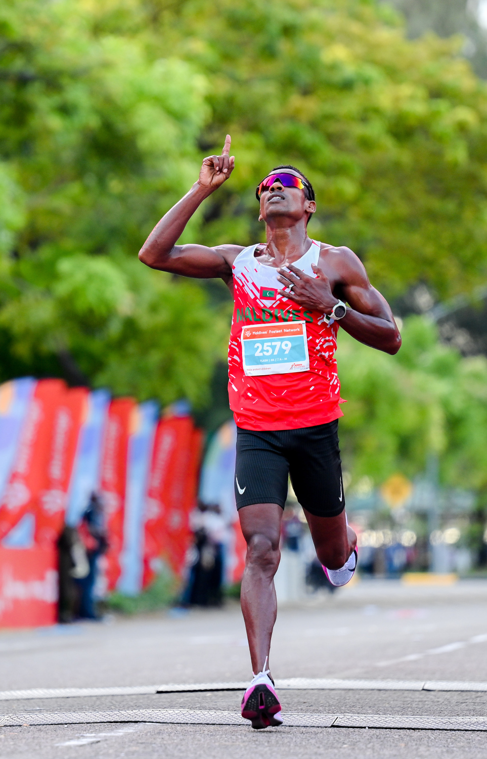 ދިރާގު ރޯޑް ރޭހުގެ 5 ކިލޯމީޓަރު ރޭސް ނިންމުމަށް ފަހު، ދުވުމުގެ ގިނަ ރެކޯޑްތަކުގެ މުގުރާލާފައިވާ ހުސައިން ފަޒީލް އުފާފާޅުކުރަނީ: އޭނާ ދުވުމުގެ ތެރެއަށް ނުކުތީ ވެސް 2013 ގައި ބޭއްވި ދިރާގު ރޯޑް ރޭހުގެ އިވެންޓުން --- ފޮޓޯ: ނިޝާން އަލީ | މިހާރު