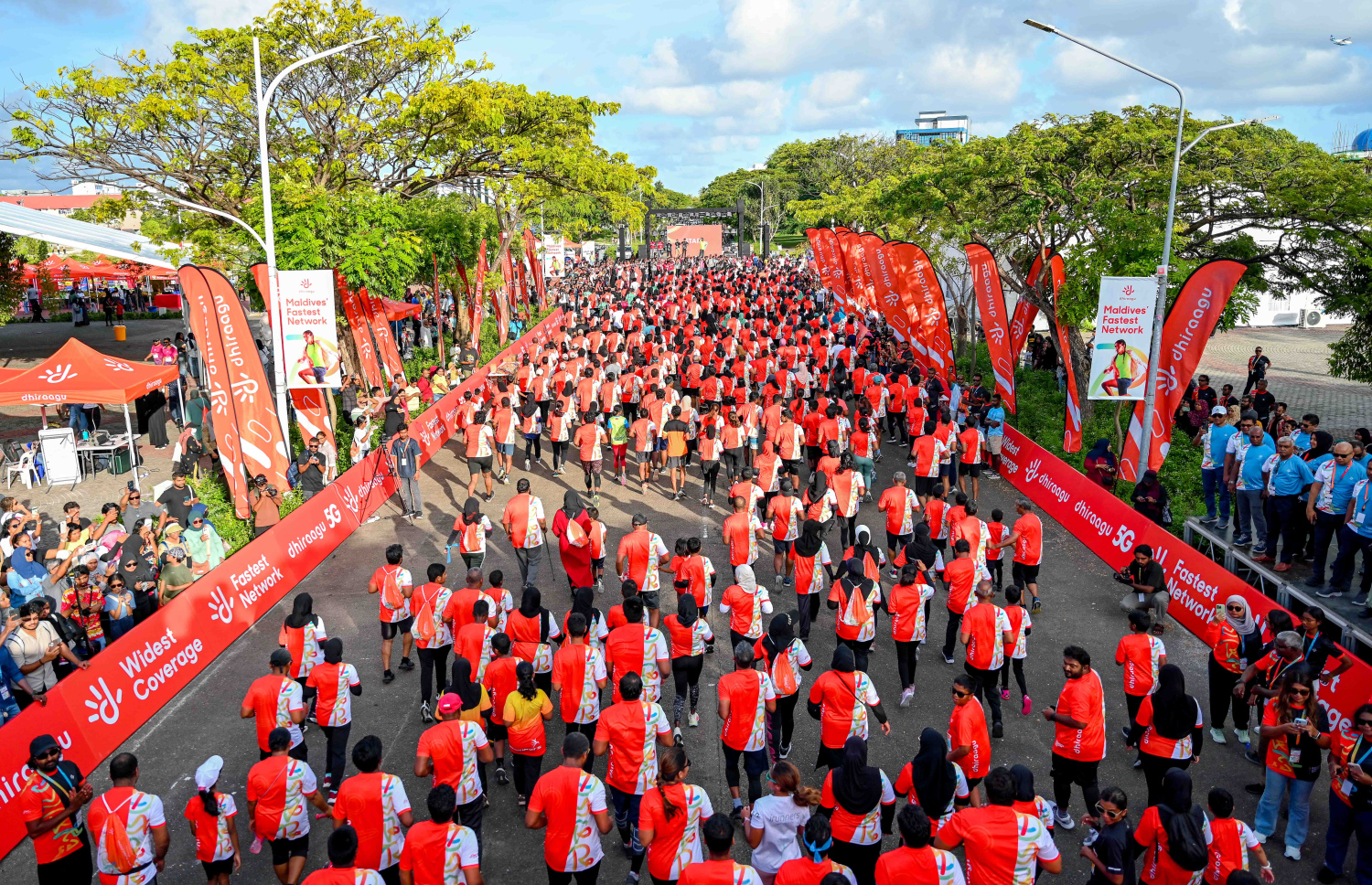 ދިރާގު ރޯޑް ރޭހުގެ 5 ކިލޯމީޓަރު ދުވުމުގެ ބައިވެރިން ދުވަނީ. މި އަހަރުގެ ދުވުމުގައި 4،400 އަށް ވުރެ ގިނަ ދުވުންތެރިން ވަނީ ބައިވެރިވެފައި --- ފޮޓޯ: ނިޝާން އަލީ | މިހާރު