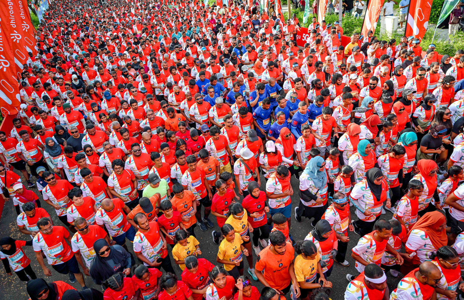 ދިރާގު ރޯޑް ރޭހުގެ 5 ކިލޯމީޓަރު ދުވުމުގެ ބައިވެރިން ދުވަނީ. މި އަހަރުގެ ދުވުމުގައި 4،400 އަށް ވުރެ ގިނަ ދުވުންތެރިން ވަނީ ބައިވެރިވެފައި --- ފޮޓޯ: ނިޝާން އަލީ | މިހާރު