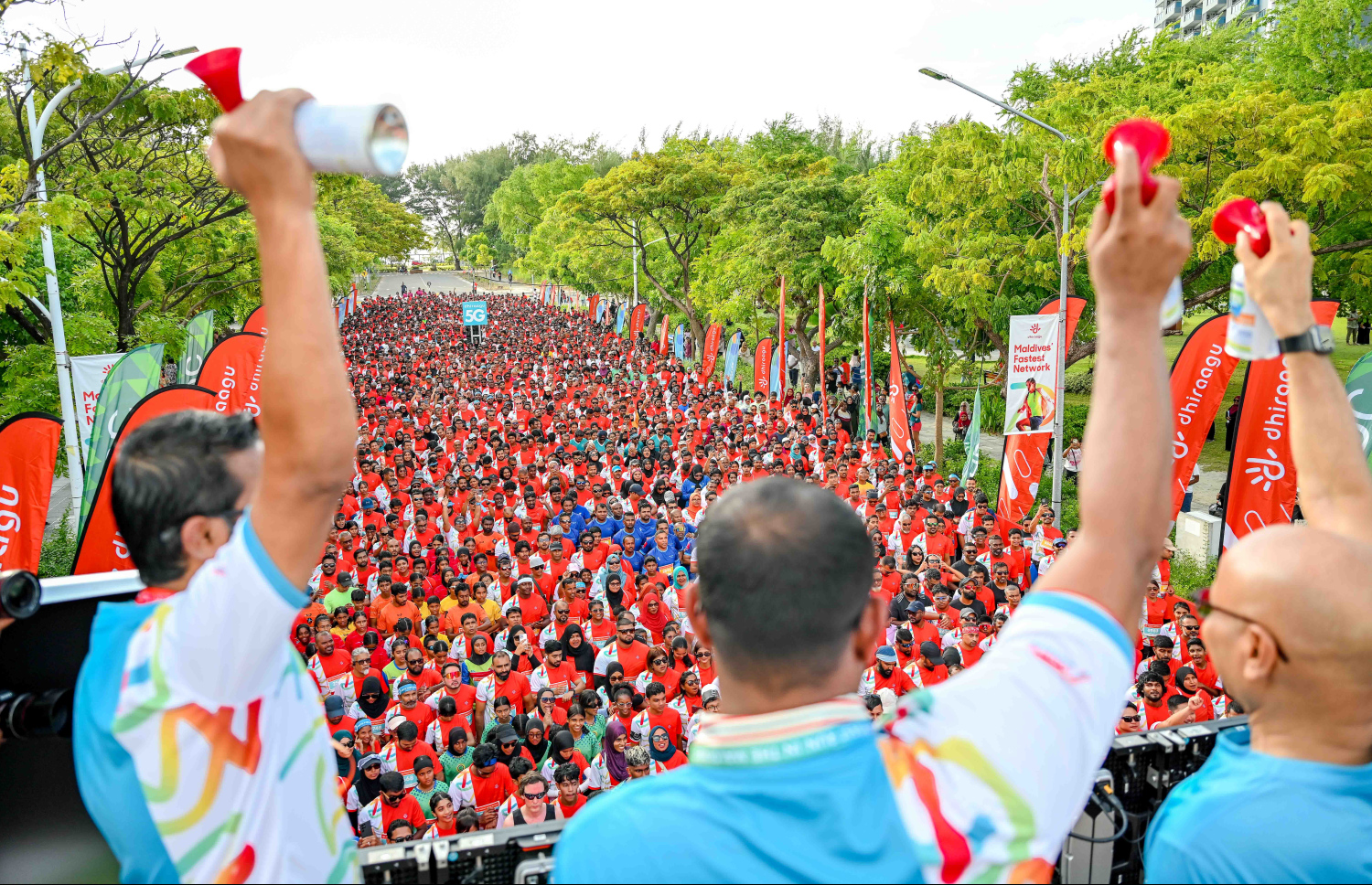 ދިރާގު ރޯޑް ރޭހުގެ 5 ކިލޯމީޓަރު ދުވުމުގެ ކައުންޓްޑައުން ފަށަނީ. މި އަހަރުގެ ދުވުމުގައި 4،400 އަށް ވުރެ ގިނަ ދުވުންތެރިން ވަނީ ބައިވެރިވެފަ --- ފޮޓޯ: ނިޝާން އަލީ| މިހާރު